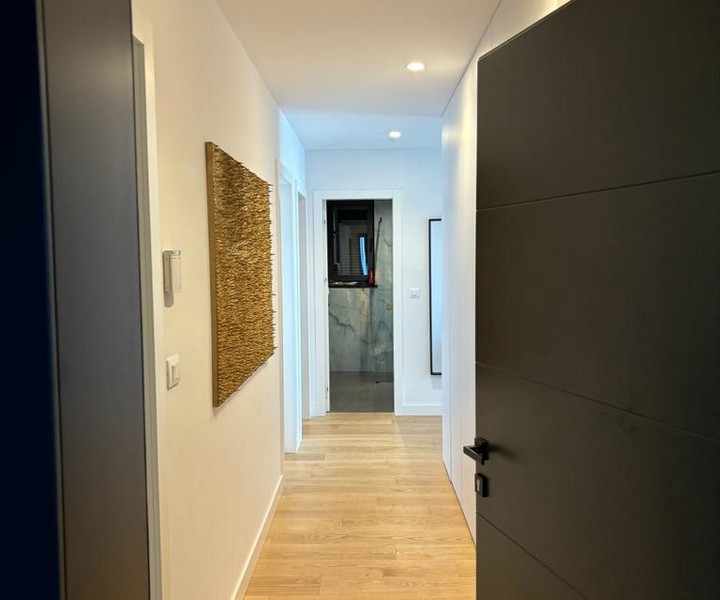 Předsíň v bytě s dřevěnými podlahami a uměleckou stěnou na prodej v Rijece, Chorvatsko.