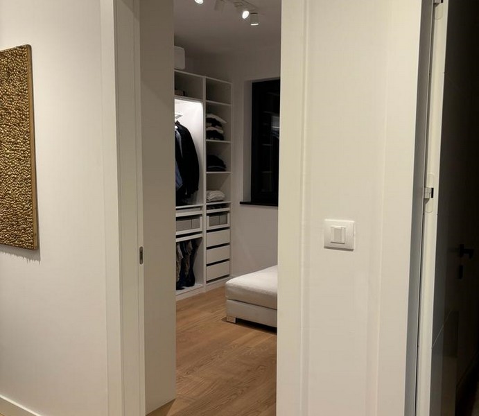 Pohled do šatny z chodby bytu na prodej v Rijece, Chorvatsko.