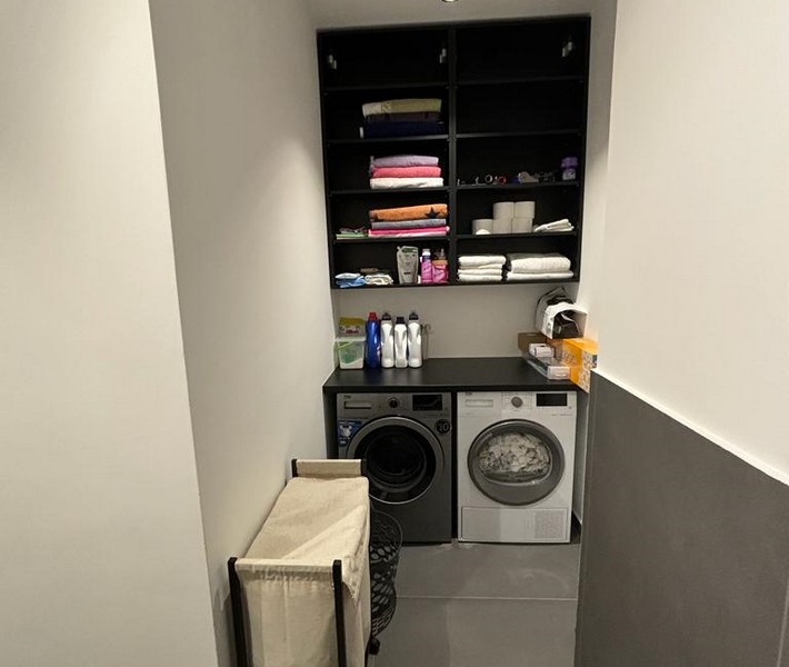Prádelna s pračkou a vestavěnou skříní na ručníky, část bytu na prodej v Rijece, Chorvatsko.
