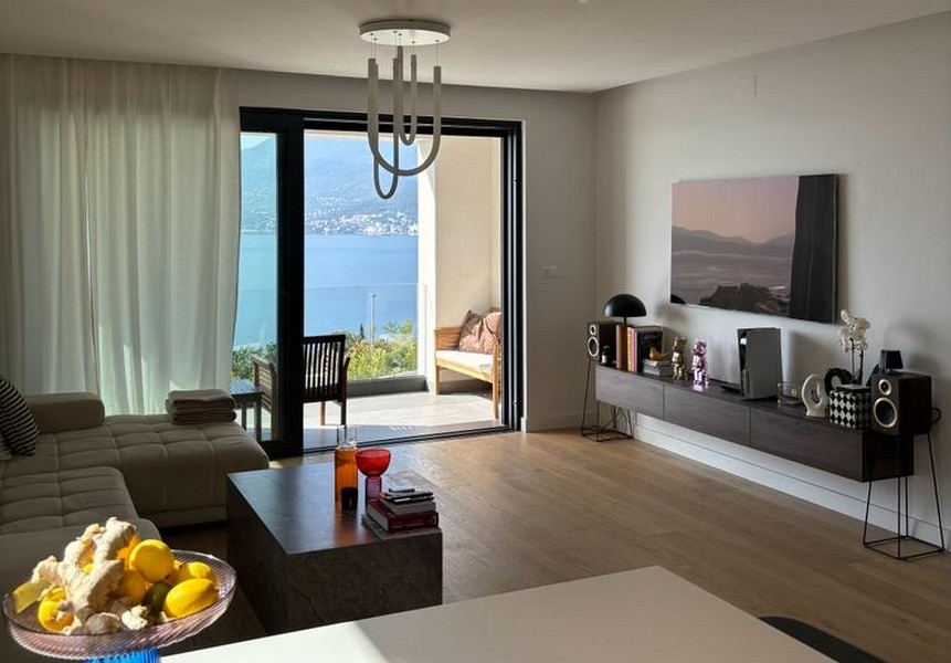 Obývací pokoj s pohovkou, jídelním stolem a vstupem na terasu s výhledem na moře, na prodej v Rijece, Chorvatsko.