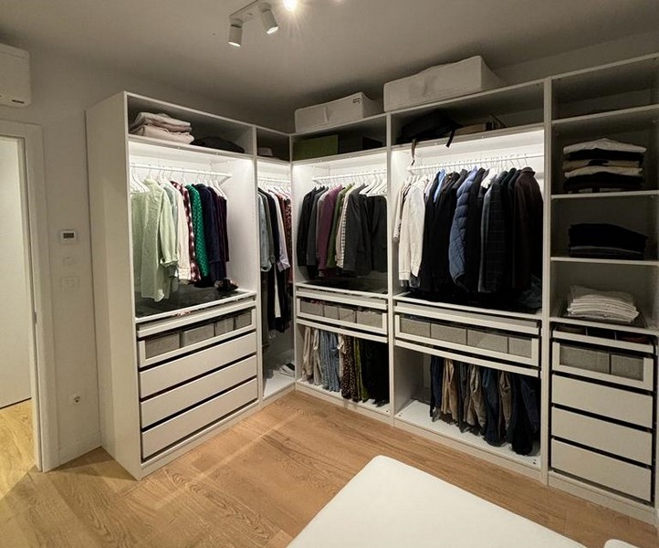 Prostorná šatna s policemi a zásuvkami, v bytě na prodej v Rijece, Chorvatsko.