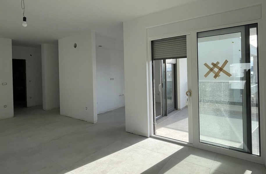 Novostavba bytového domu v Chorvatsku, realitní development za slunečného dne