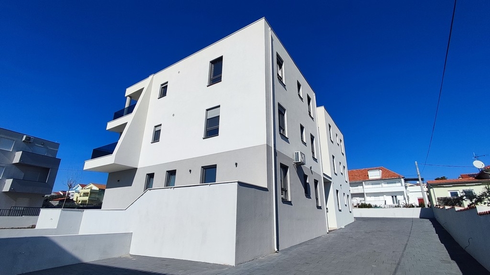 Vnitřní práce na skořepinové budově s výhledem na moře v Chorvatsku