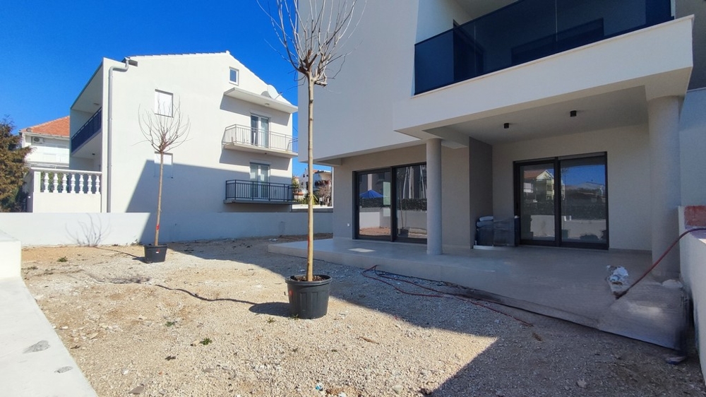 Stíny a světlo v nedokončené místnosti chorvatské nemovitosti