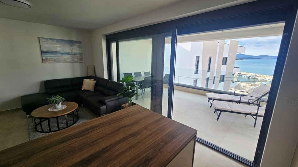 Moderní kuchyně s barovými židlemi v penthouse na prodej v Zadaru, Chorvatsko, s venkovním výhledem