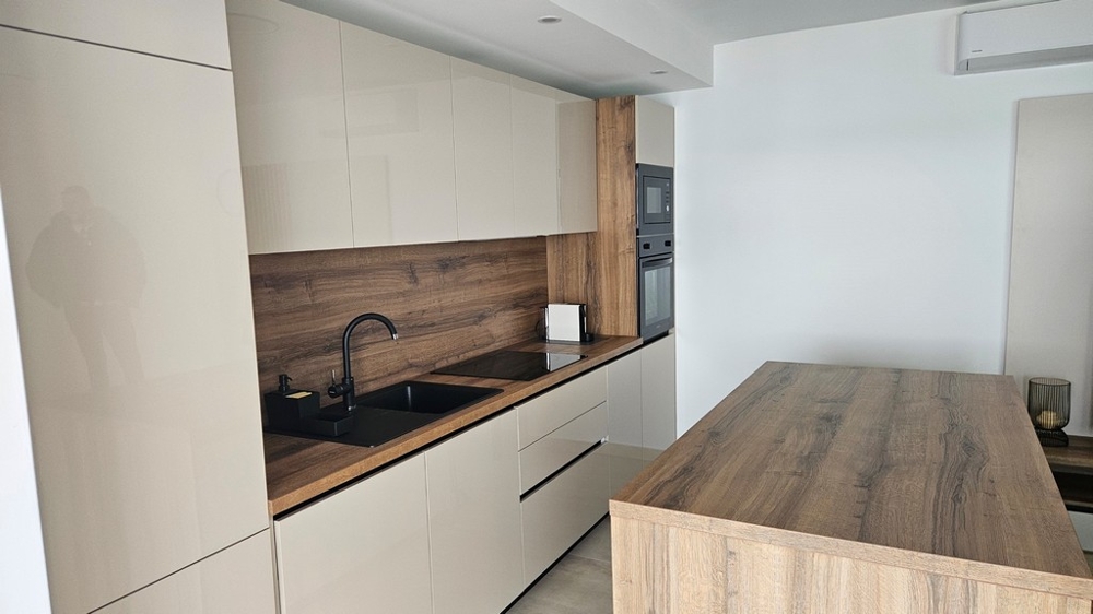 Otevřená kuchyně a jídelní kout s výhledem na moře v penthouse na prodej v Zadaru, Chorvatsko