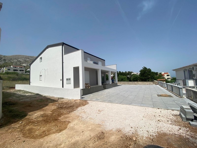 Boční pohled na bílý byt v horním patře na prodej v Pagu, Chorvatsko