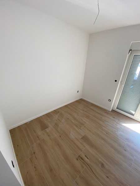 Exteriér moderního bytu v horním patře na prodej v Pag, Chorvatsko, za slunečného dne