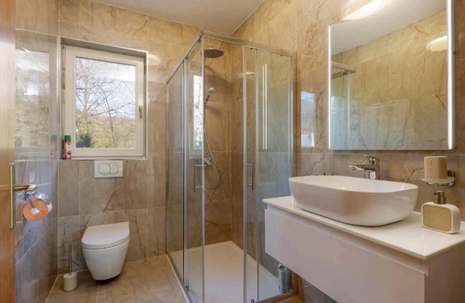 Koupelna se sprchovým koutem a moderním vybavením v bytě na prodej nedaleko Opatije, Chorvatsko