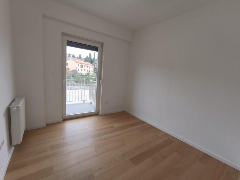 Ložnice s balkonovými dveřmi v Rijece, Chorvatsko, byt na prodej