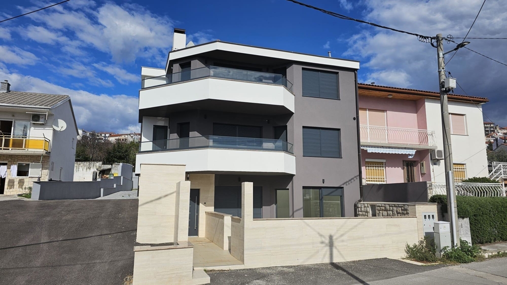 Vnější pohled na moderní byt na prodej v Crikvenici, Kvarnerský záliv, s více podlažími a balkony