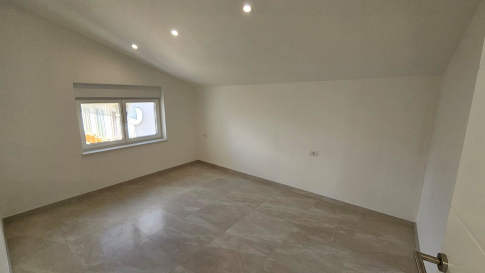 Velká ložnice v bytě na prodej v Kvarnerském zálivu, Crikvenica, s přirozeným světlem a stropními světly