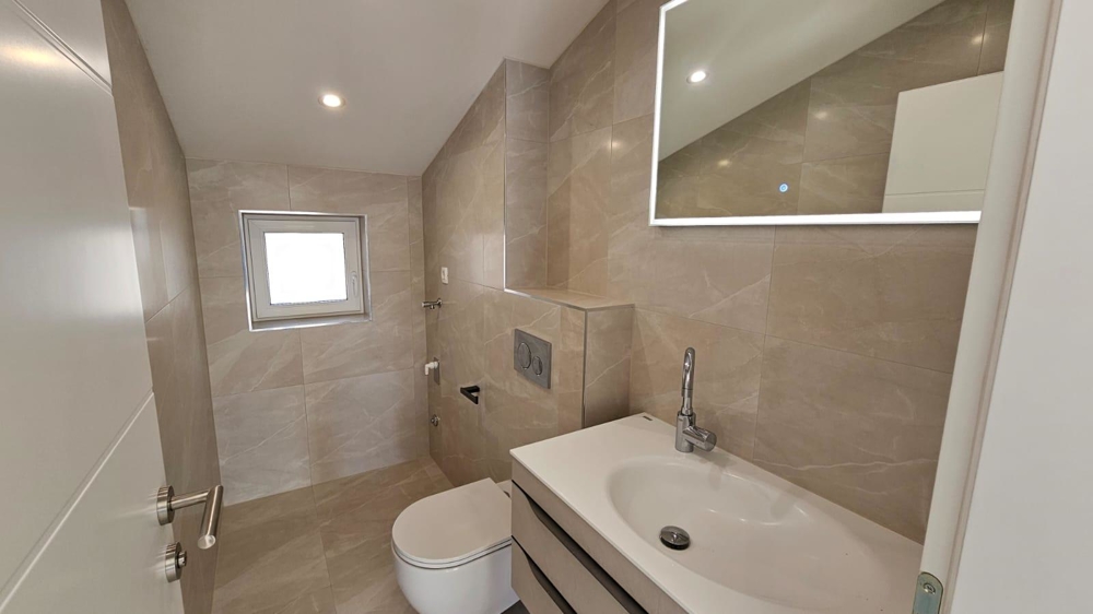 Moderní koupelna se sprchovým koutem v bytě na prodej v Crikvenici, Kvarnerský záliv, Chorvatsko