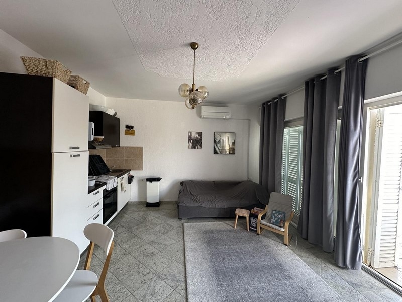 Interiér s otevřenou kuchyní, obývací prostor s pohovkou, byt na prodej v Tisnu, Chorvatsko