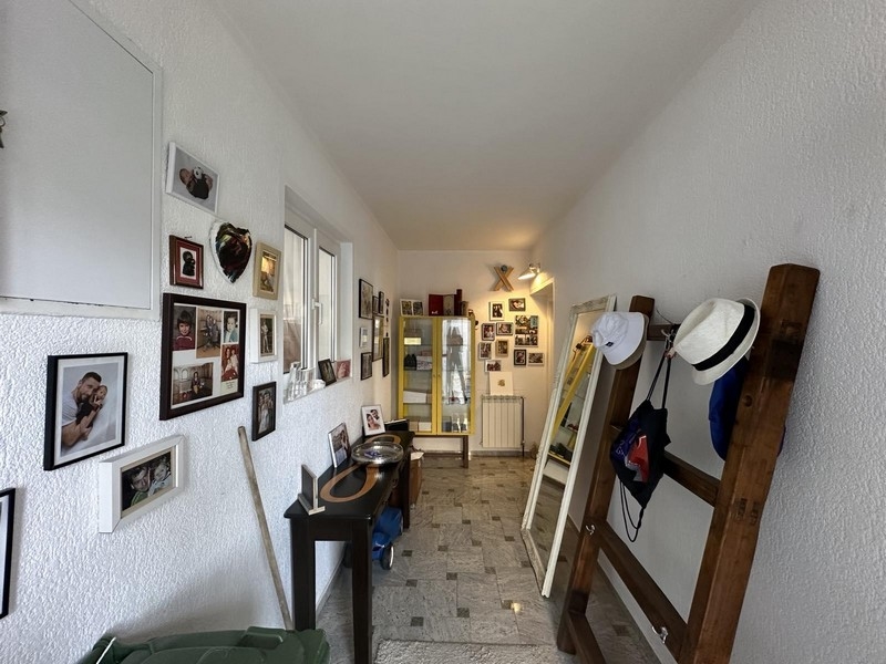 Předsíň s fotostěnou a zrcadlem, část bytu na prodej v Tisnu, Chorvatsko