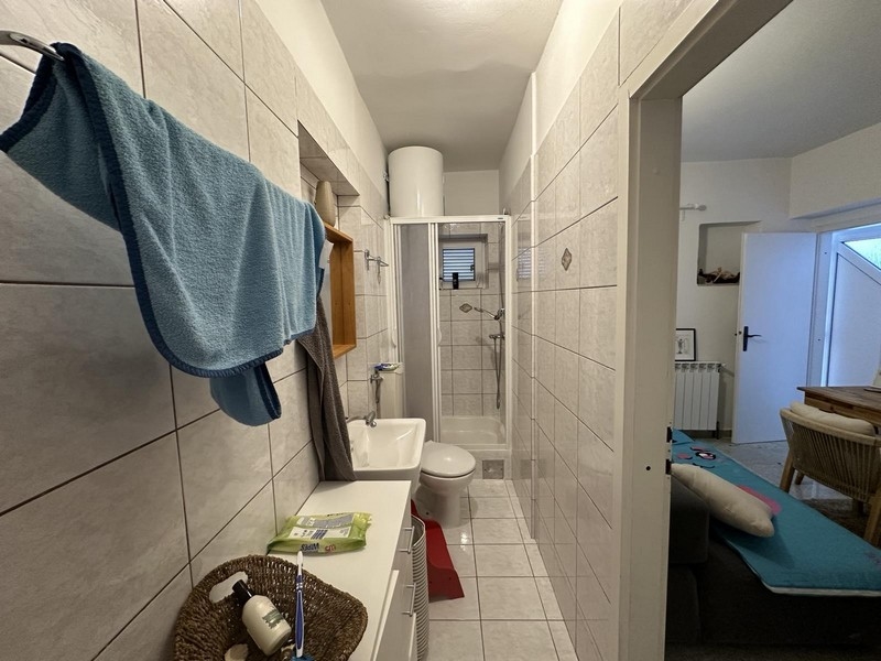 Koupelna se sprchovým koutem a moderním vybavením, apartmán v Tisnu, Chorvatsko