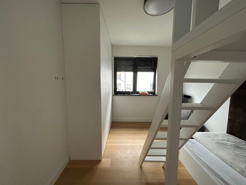 Druhá ložnice s loftem a pracovním koutem v moderním apartmánu v Rijece, Chorvatsko.