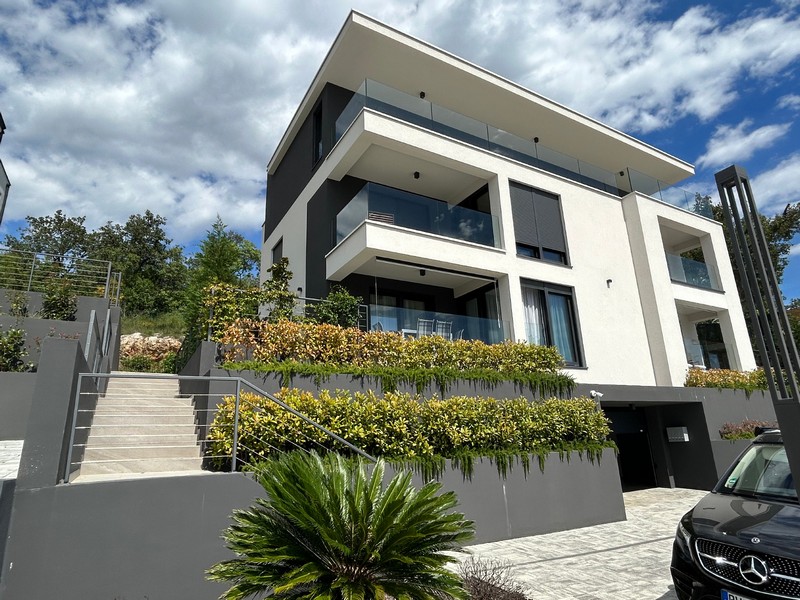 Vnější pohled na nově postavený, moderní bílý bytový dům v Rijece, Chorvatsko.