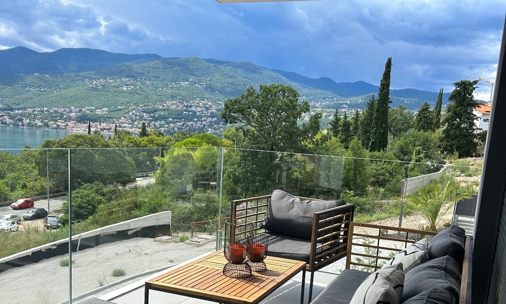 Krytá terasa s výhledem na moře a zelenou krajinu v Rijece, Chorvatsko.