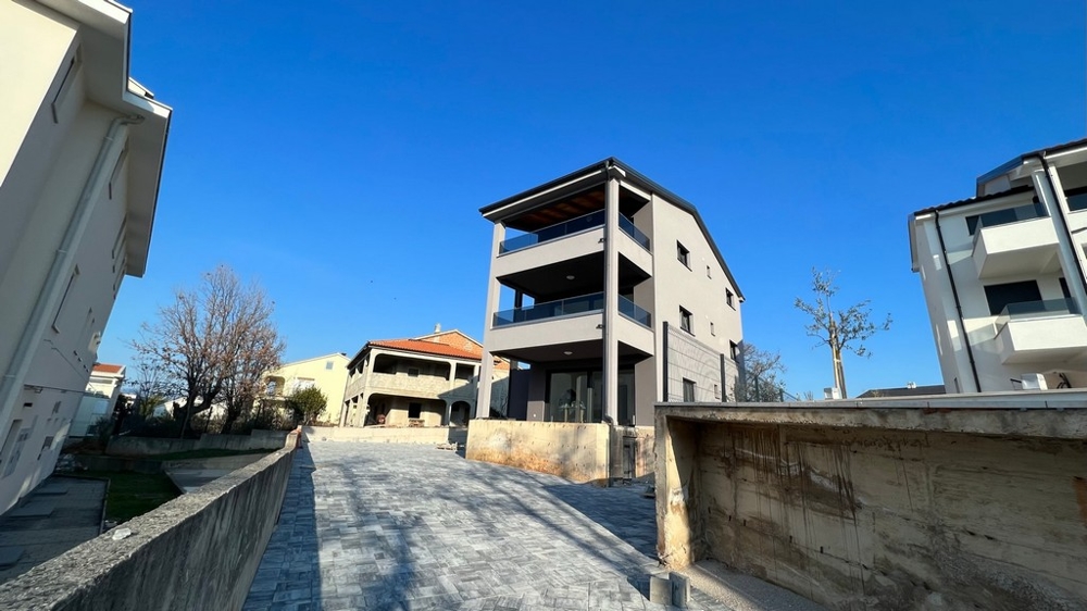 Zpevněný přístup do nové budovy, rys vysoce kvalitní nemovitosti na ostrově Krk.