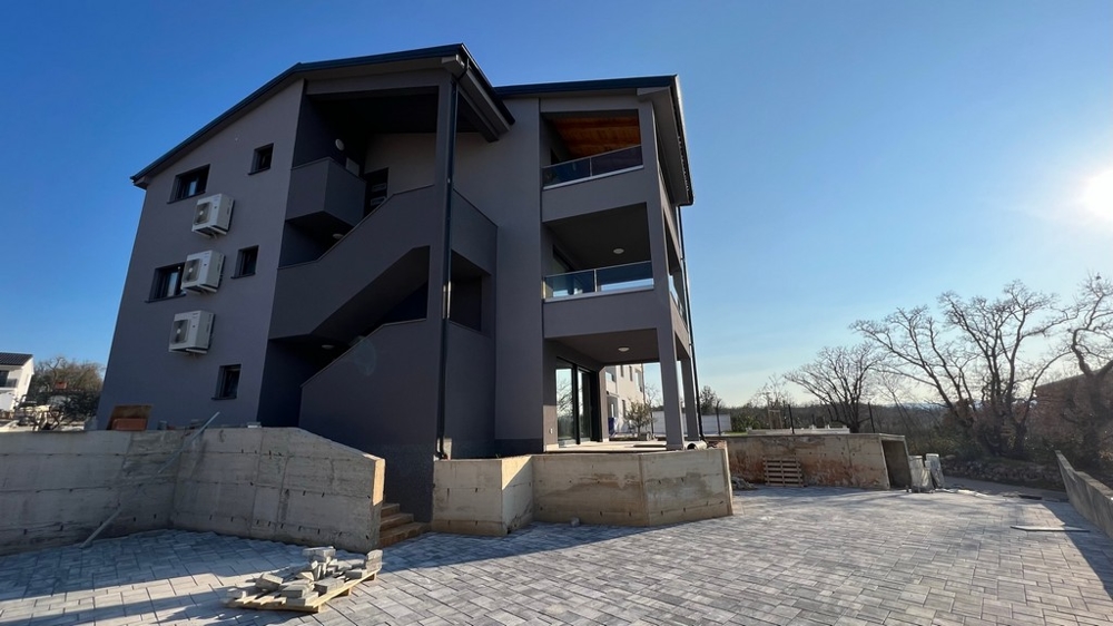 Pohled na zadní část obytného domu, ukazující klidnou polohu nemovitosti na ostrově Krk.