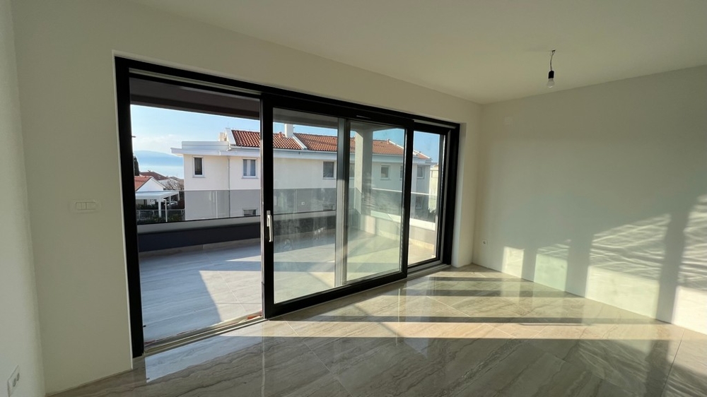 Obývací pokoj s přímým vstupem na terasu zdůrazňuje otevřený pocit prostoru na ostrově Krk.