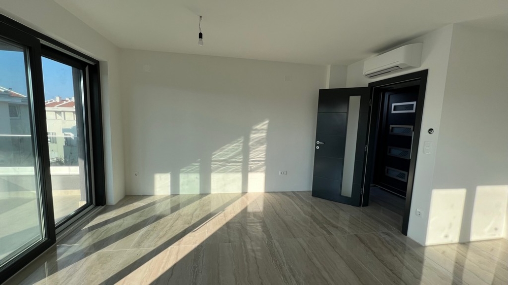 Ložnice s výhledem, zprostředkovává pocit klidu a exkluzivity nemovitosti na ostrově Krk.