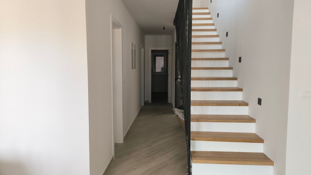 Předsíň moderního penthouse, nemovitost v Chorvatsku v Šimuni se schody vedoucími do horních pater.