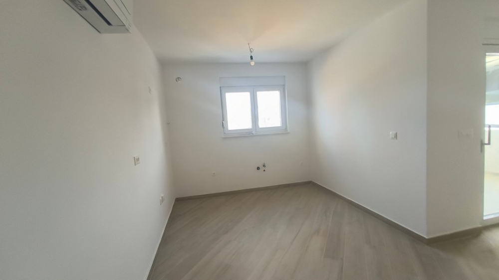 Prostorná, prázdná ložnice v penthouse, nemovitost v Chorvatsku s výhledem na okolí Šimuni.