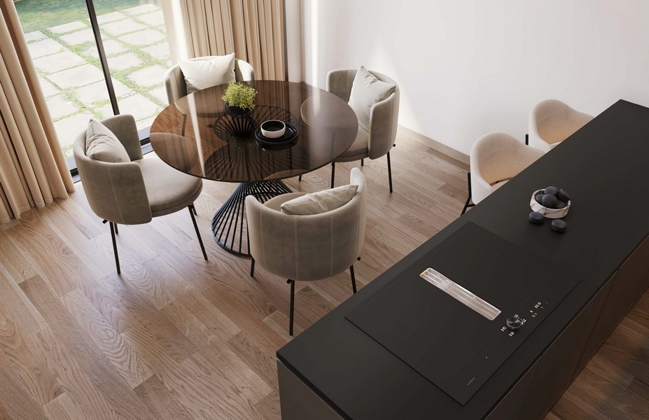 Elegantní jídelna s kulatým dřevěným stolem a pohodlnými židlemi v otevřeném obývacím pokoji s výhledem do zahrady přes celoplošná okna - Chorvatsko nemovitosti, byty na prodej na ostrově Krk.