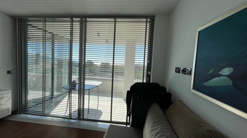 Nemovitosti Chorvatsko, město Krk, ostrov Krk Prodej bytu - obývací pokoj s dveřmi na terasu