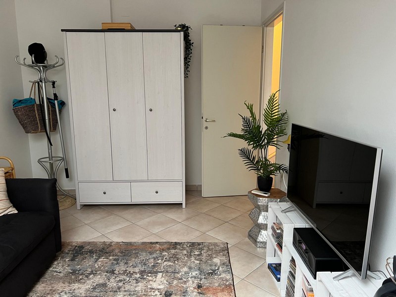 Do horního patra vedou vnitřní schody.