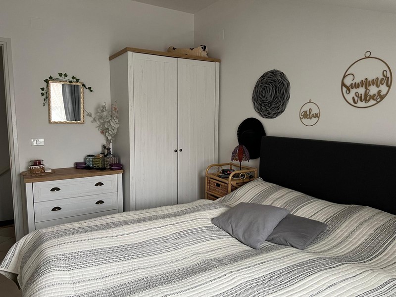 Vedle tohoto apartmánu se nachází golfové hřiště.