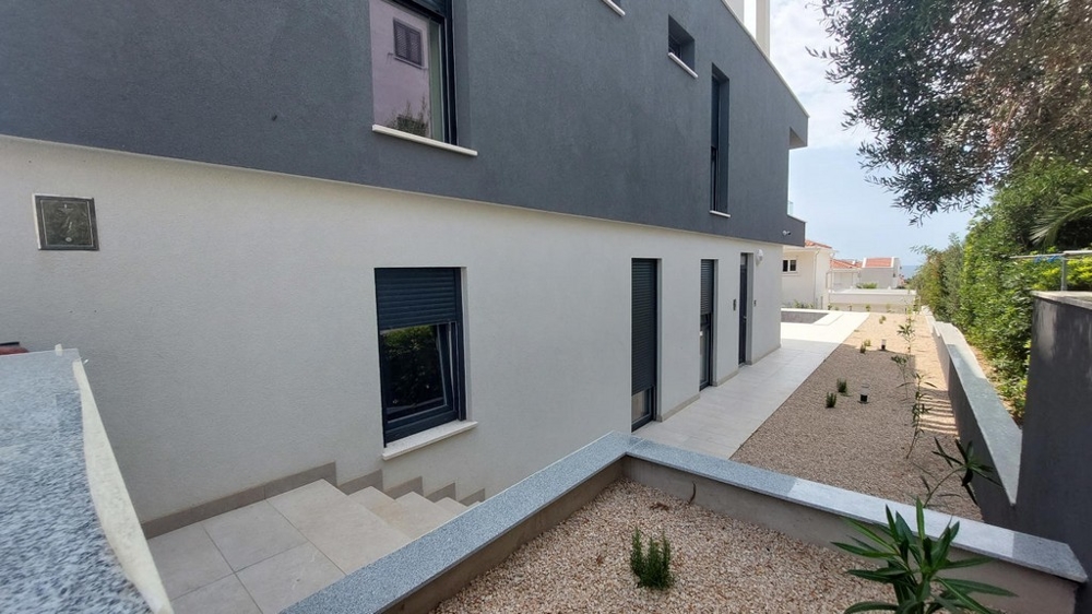 Venkovní prostor - Schody vedou do zahrady a k bazénu