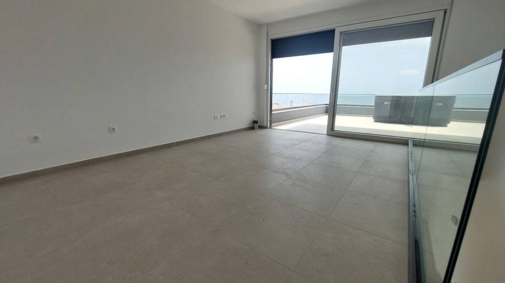 Moderní koupelna s velkým sprchovým koutem, umyvadlem a toaletou, světlá dlažba