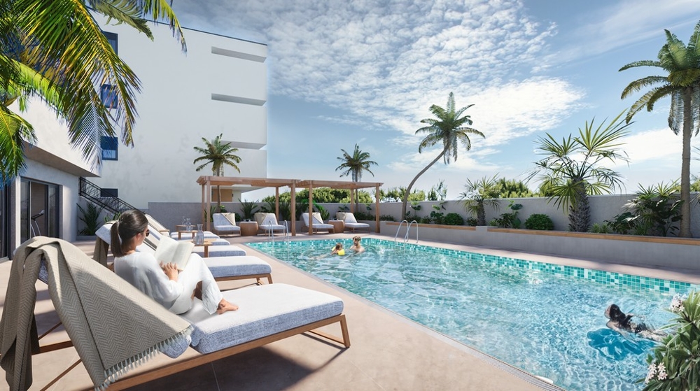 Nemovitosti v Chorvatsku, Makarska, apartmán s výhledem na moře: Žena čte knihu na lehátku u bazénu, obklopená palmami a dívá se na moře