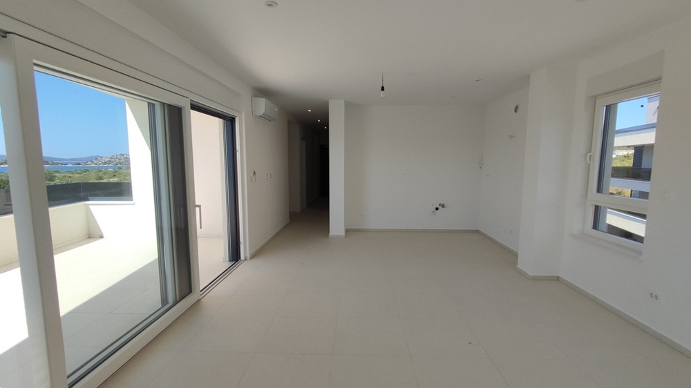 Nedokončený pokoj se dvěma okny a výhledem na moře