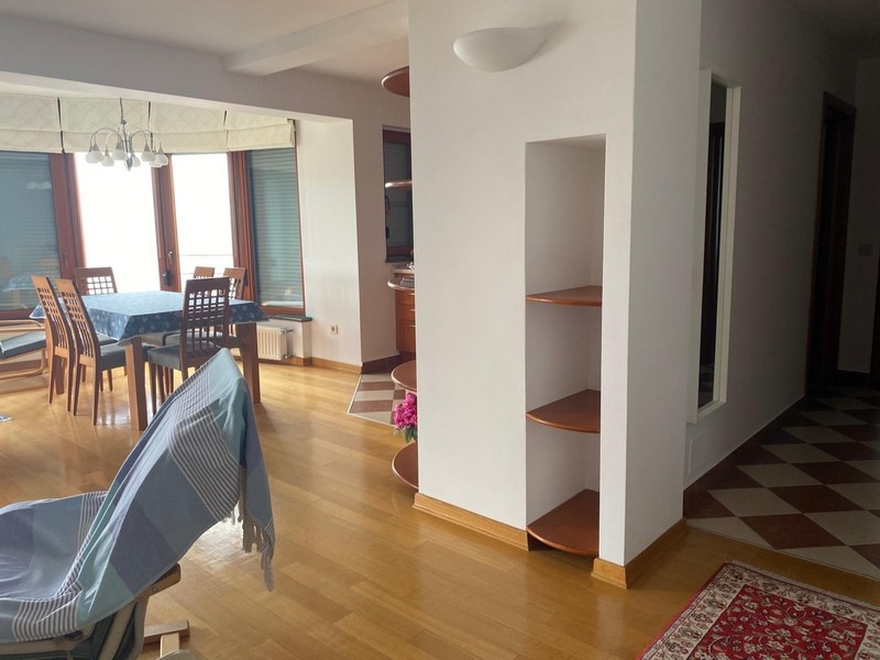 Dobře osvětlená chodba vedoucí do různých místností v apartmánu Croatia.