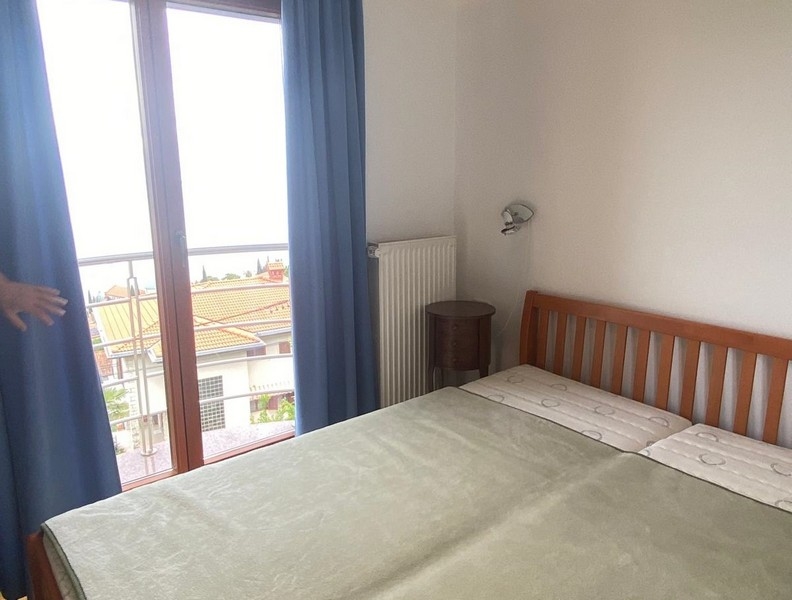 Dobře osvětlená chodba vedoucí do různých místností v apartmánu Croatia.