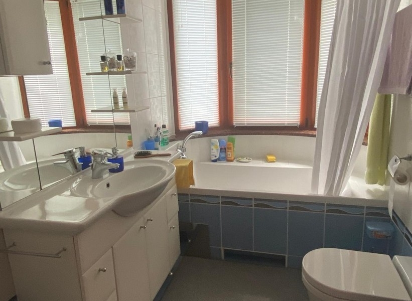 Moderní koupelna s vanou a přirozeným světlem v apartmánu Croatia.