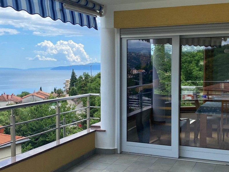 Jídelna s velkými okny s výhledem na moře a okolí.