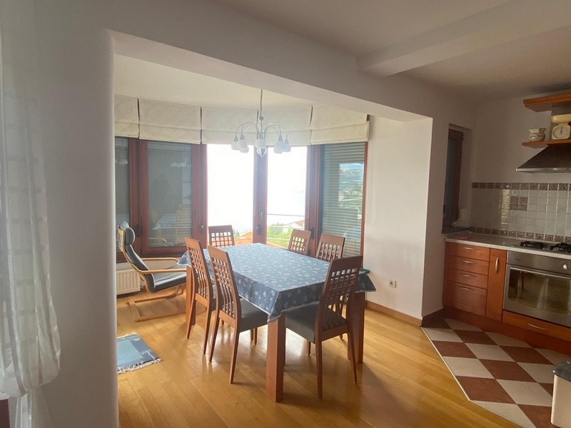 Otevřený obývací prostor s přístupem na terasu v Chorvatsku, Opatija.