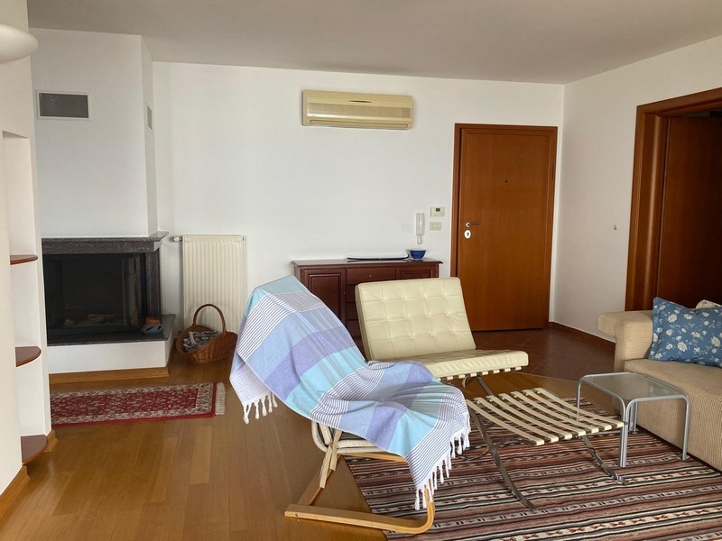 Prostorný obývací pokoj s komfortním nábytkem v nemovitosti Chorvatsko, Opatija.