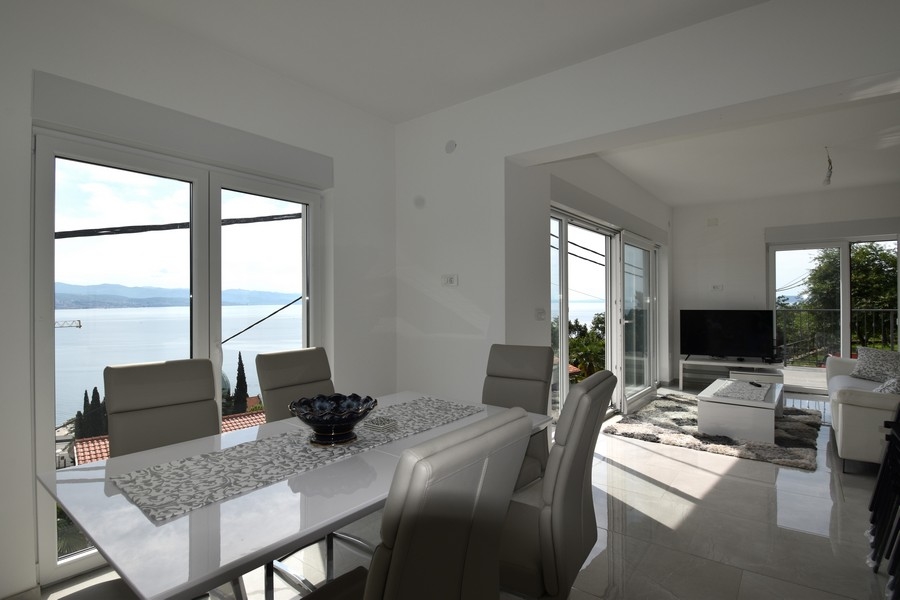Jídelna s výhledem na moře, část moderního apartmánu v Chorvatsku