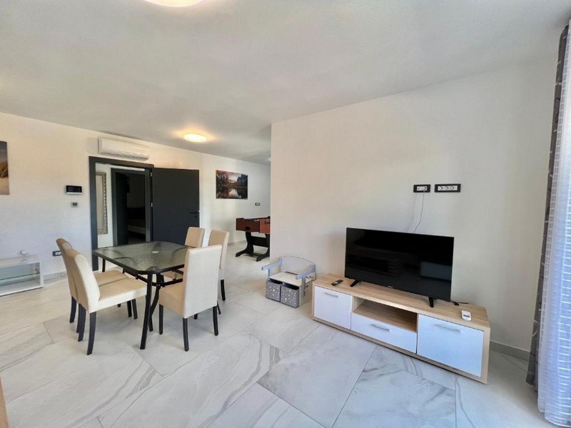 Nemovitosti Chorvatsko, apartmán s výhledem na moře, obývacím pokojem a jídelním koutem