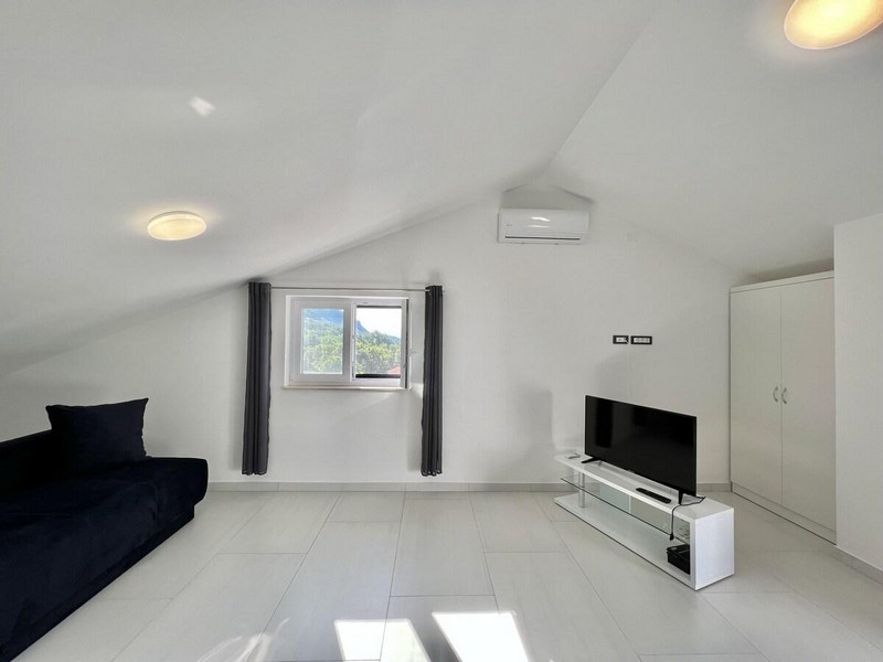 Obývací pokoj s pohovkou a televizí