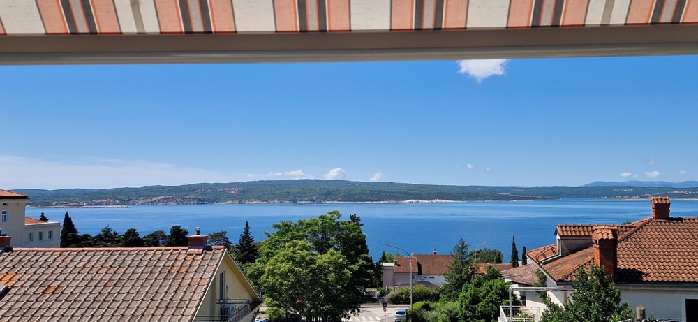 Apartmány s výhledem na moře v Chorvatsku - kuchyňský a jídelní kout v rustikálním stylu