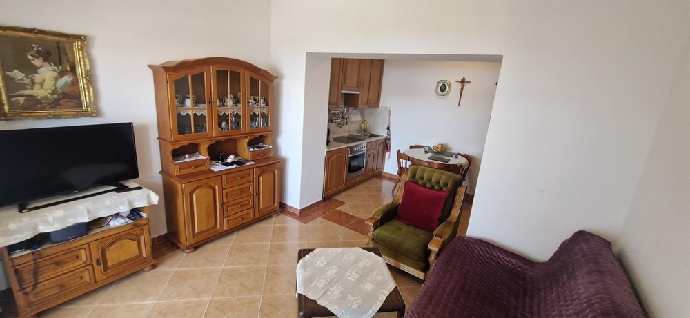 Apartmány s výhledem na moře v Chorvatsku - obývací pokoj se vstupem na balkon a výhledem na moře