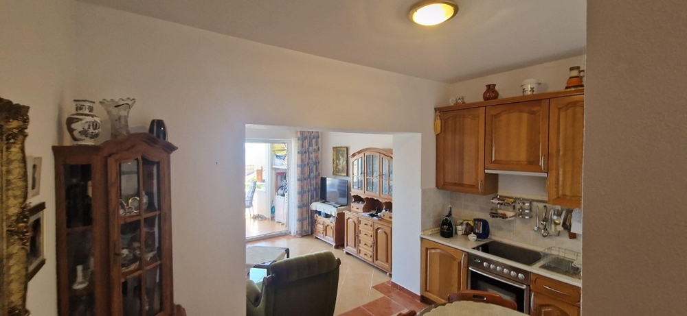 Apartmány s výhledem na moře v Chorvatsku - Obývací pokoj s TV a rustikálním nábytkem