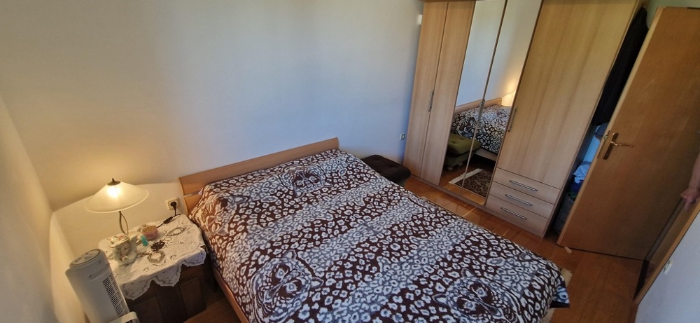 Malý pokoj s pohovkou a policí